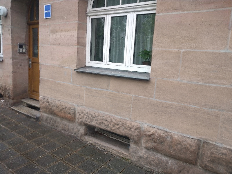 Graffitientferung Graffitischutz Nürnberg nachher Natursteinfassade nach professioneller Graffitientfernung